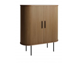 Skandin&aacute;vsk&aacute; ov&aacute;ln&aacute; tmav&aacute; hněd&aacute; dubov&aacute; barov&aacute; skř&iacute;ňka Bornholm s posuvn&yacute;mi dv&iacute;řky s lamelov&yacute;m vertik&aacute;ln&iacute;m reli&eacute;fem s &uacute;chyty a podstavou z kovu v čern&eacute; barvě