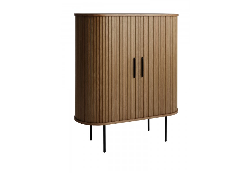 Skandinávská oválná tmavá hnědá dubová barová skříňka Bornholm s posuvnými dvířky s lamelovým vertikálním reliéfem s úchyty a podstavou z kovu v černé barvě