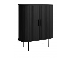 Retro ov&aacute;ln&aacute; barov&aacute; skř&iacute;ňka Bornholm v čern&eacute;m dubov&eacute;m proveden&iacute; se dvěma posuvn&yacute;mi dv&iacute;řky a lamelov&yacute;m vertik&aacute;ln&iacute;m reli&eacute;fem s kovov&yacute;mi &uacute;chyty a &scaron;t&iacute;hl&yacute;mi nožičkami v matn&eacute; čern&eacute; barvě