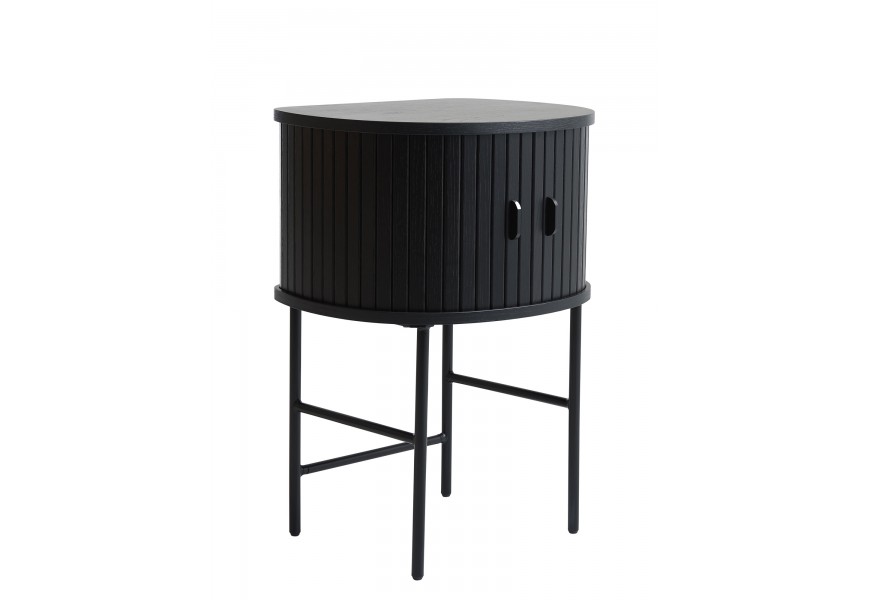 Retro designový černý noční stolek Bornholm půlkruhového tvaru z dubového dřeva s úložným prostorem s dvojitými posuvnými dvířky s lamelovým reliéfem s podstavou z kovu se čtyřmi vysokými nohama