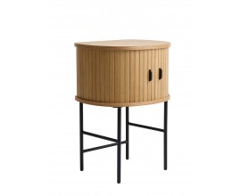 Retro industri&aacute;ln&iacute; půlkruhov&yacute; nočn&iacute; stolek Bornholm z dubov&eacute;ho dřeva v př&iacute;rodn&iacute; světle hněd&eacute; barvě s posuvn&yacute;mi dv&iacute;řky s lamelov&yacute;m dekorem s podstavou a &uacute;chyty z kovu v matn&eacute; čern&eacute; barvě