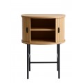 Skandin&aacute;vsk&yacute; nočn&iacute; stolek Bornholm ve světl&eacute;m hněd&eacute;m dubov&eacute;m proveden&iacute; s posuvn&yacute;mi dv&iacute;řky a čern&yacute;mi kovov&yacute;mi nohami 70 cm