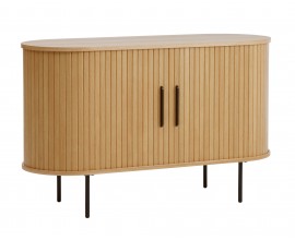 Retro dvoudveřov&yacute; př&iacute;born&iacute;k Bornholm ov&aacute;ln&eacute;ho tvaru ve světle hněd&eacute; dubov&eacute; barvě s posuvn&yacute;mi dv&iacute;řky s lamelov&yacute;m reli&eacute;fem s &uacute;chyty a nohama z kovu v matn&eacute; čern&eacute; barvě