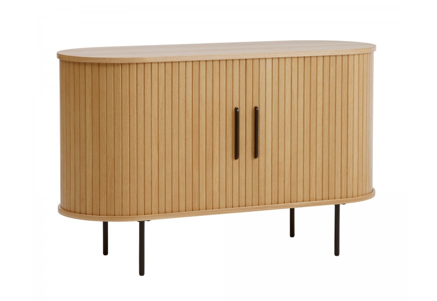 Retro dvoudveřový příborník Bornholm oválného tvaru ve světle hnědé dubové barvě s posuvnými dvířky s lamelovým reliéfem s úchyty a nohama z kovu v matné černé barvě