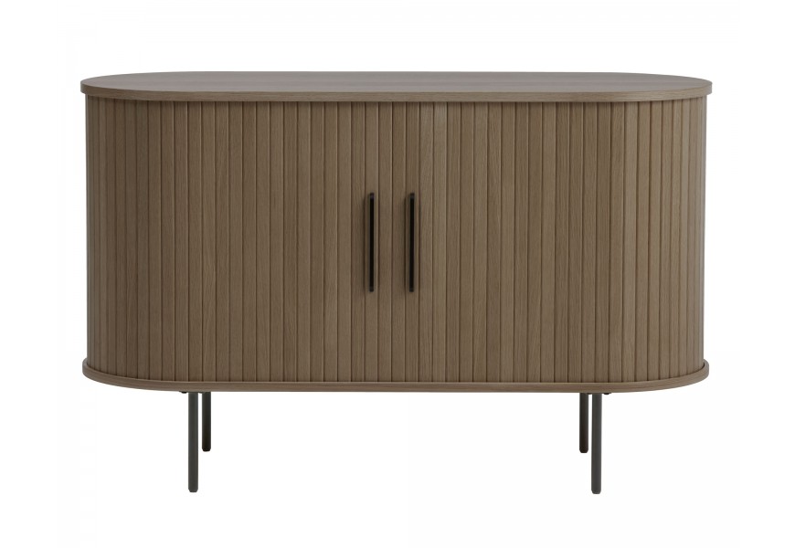 Skandinávský severský příborník Bornholm v tmavém hnědém dubovém provedení s posuvnými dvířky s lamelovým obkladem s úchyty a nohama z kovu v černé barvě