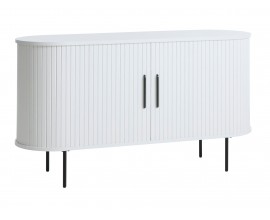 Retro skandin&aacute;vsk&yacute; b&iacute;l&yacute; př&iacute;born&iacute;k Bornholm s ov&aacute;lnou hladkou vrchn&iacute; deskou a posuvn&yacute;mi dv&iacute;řky s vertik&aacute;ln&iacute;m lamelov&yacute;m reli&eacute;fem s &uacute;chyty a nohama z kovu v čern&eacute; barvě