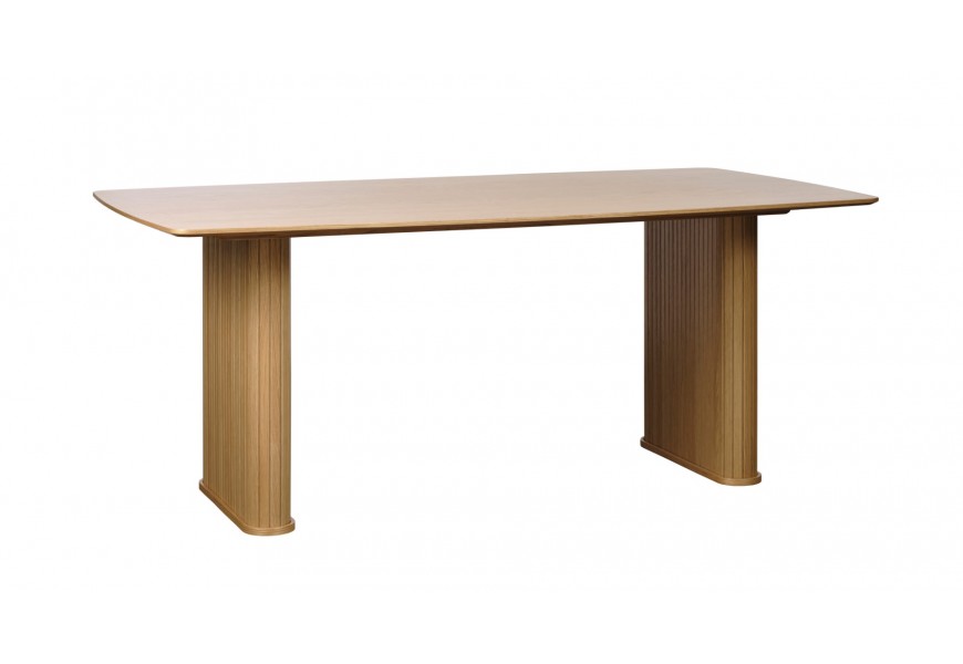 Retro dubový jídelní stůl Bornholm ve světle hnědé barvě s obdélníkovou vrchní deskou se zaoblenými rohy a dvěma širokými nohama se zaoblenou siluetou a vertikálním lamelovým reliéfem