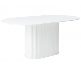 Retro j&iacute;deln&iacute; stůl Bornholm s hladkou ov&aacute;lnou vrchn&iacute; deskou s mohutnou ov&aacute;lnou nohou s vertik&aacute;ln&iacute;m lamelov&yacute;m obkladem v čist&eacute;m b&iacute;l&eacute;m dubov&eacute;m proveden&iacute;