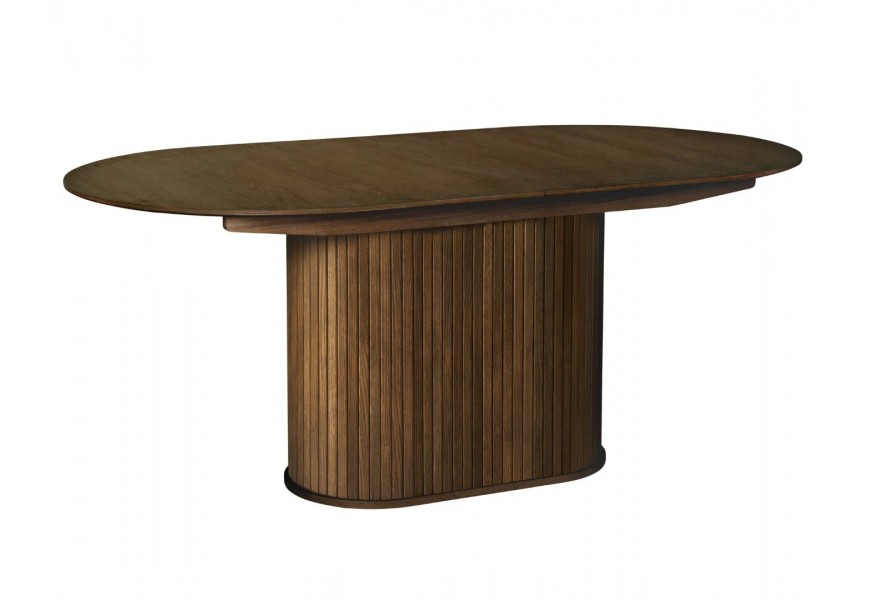Skandinávský severský jídelní stůl Bornholm v hladkou oválnou rozkládací vrchní deskou a mohutnou válcovitou nohou s lamelovým vertikálním dekorem z dubového dřeva v přírodní tmavě hnědé barvě