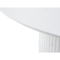 Modern&iacute; kulat&yacute; rozkl&aacute;dac&iacute; j&iacute;deln&iacute; stůl Bornholm v b&iacute;l&eacute; barvě s hladkou deskou a nohou s lamelov&yacute;m obkladem 120-167 cm