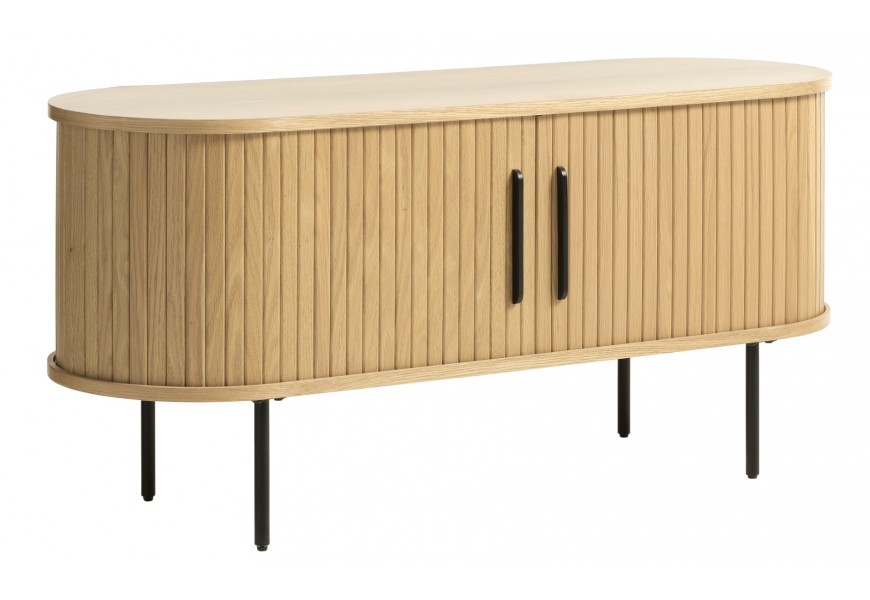 Retro světlý hnědý dubový televizní stolek Bornholm oválného tvaru se dvěma posuvnými dvířky s vertikálním lamelovým dekorem s úchyty a nohama z kovu v černé barvě