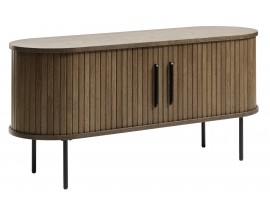 Skandin&aacute;vsk&yacute; seversk&yacute; televizn&iacute; stolek Bornholm ov&aacute;ln&eacute;ho tvaru v tmav&eacute;m hněd&eacute;m dubov&eacute;m proveden&iacute; s posuvn&yacute;mi lamelov&yacute;mi dv&iacute;řky se &scaron;t&iacute;hl&yacute;ma nohama a &uacute;chyty z kovu v matn&eacute; čern&eacute; barvě