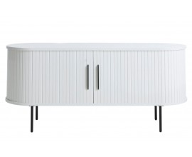 Modern&iacute; ov&aacute;ln&yacute; TV stolek Bornholm v b&iacute;l&eacute; barvě s lamelov&yacute;mi posuvn&yacute;mi dv&iacute;řky a čern&yacute;mi kovov&yacute;mi detaily 120 cm