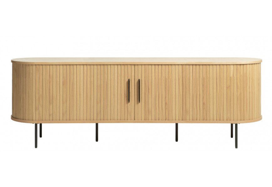 Retro světlý hnědý dubový televizní stolek Bornholm oválného tvaru se dvěma posuvnými dvířky s lamelovým dekorem se šesti nohama a úchyty z kovu v matné černé barvě