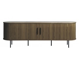 Skandin&aacute;vsk&yacute; seversk&yacute; televizn&iacute; stolek Bornholm ov&aacute;ln&eacute;ho tvaru s tmavě hněd&yacute;m dubov&yacute;m proveden&iacute;m se dvěma posuvn&yacute;mi dv&iacute;řky s lamelov&yacute;m dekorem s &uacute;chyty a &scaron;esti nohama z kovu v matn&eacute; čern&eacute; barvě