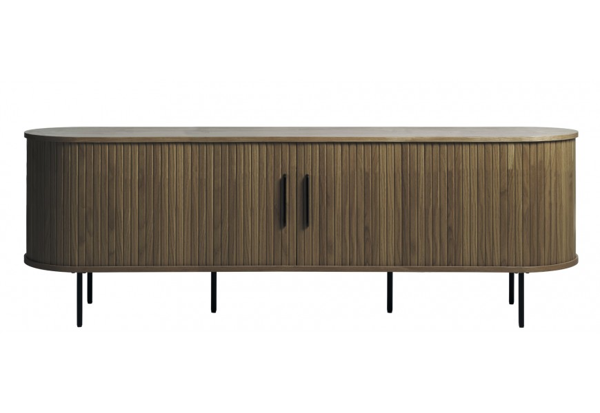 Skandinávský severský televizní stolek Bornholm oválného tvaru s tmavě hnědým dubovým provedením se dvěma posuvnými dvířky s lamelovým dekorem s úchyty a šesti nohama z kovu v matné černé barvě