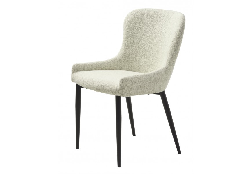 Designová buklá jídelní židle Shariq s elegantní zaoblenou opěrkou v bílým krémovým buklé potahem a černými válcovými nohami z kovu