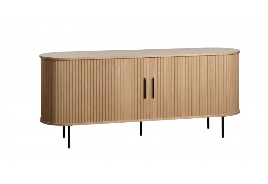 Retro oválný příborník Bornholm v přírodním světlém hnědém dubovém provedení se dvěma posuvnými dvířky s vertikálním lamelovým designem s nožičkami a úchyty z kovu v černé barvě s matným finišem