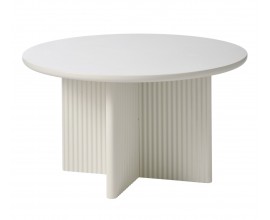 Art deco konferenčn&iacute; stolek Hvidea s hladkou kulatou deskou s podstavou se čtyřmi nohama ve tvaru X s dr&aacute;žkovan&yacute;m reli&eacute;fem ve světl&eacute;m odst&iacute;nu greige v &scaron;edob&eacute;žov&eacute; barvě