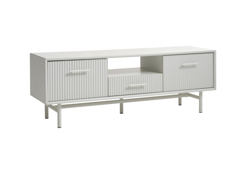 Moderní obdélníkový televizní stolek Hvidea v béžově šedém odstínu greige s hladkou deskou a drážkovanou fasádou na dvou jednodveřových skříňkách a jedné zásuvce s jednou otevřenou policí s kovovými nohami a úchytkami