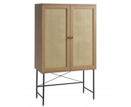 Modern&iacute; barov&aacute; skř&iacute;ňka Malmo v hněd&eacute;m dubov&eacute;m proveden&iacute; s dv&iacute;řky s ratanov&yacute;m v&yacute;pletem a čern&yacute;mi kovov&yacute;mi detaily 135 cm