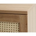 Modern&iacute; komoda Malmo ve světle hněd&eacute; dubov&eacute; barvě se třemi &scaron;upl&iacute;ky s ratanov&yacute;m v&yacute;pletem a čern&yacute;ma nohama 80 cm