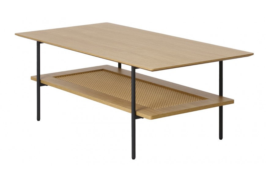 Moderní industriální obdélníkový konferenční stolek Malmo s deskou se zaoblenými rohy ve světle hnědé dubové barvě s přírodní kresbou dřeva s policí s výpletem z ratanu s vídeňským vzorem se čtyřmi štíhlýma nohama z kovu v černé barvě