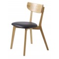 Moderní jídelní židle Vitro s masivní dubovou konstrukcí v přírodní světle hnědé barvě s přirozenou kresbou letokruhů s čalouněným sedadlem s potahem z ekokůže v černé barvě