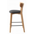Skandin&aacute;vsk&aacute; barov&aacute; židle Vitro s masivn&iacute;m dubov&yacute;m r&aacute;mem ve světle hněd&eacute; barvě a čern&yacute;m kožen&yacute;m čalouněn&yacute;m sedadlem 94 cm