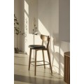 Skandin&aacute;vsk&aacute; barov&aacute; židle Vitro s masivn&iacute;m dubov&yacute;m r&aacute;mem ve světle hněd&eacute; barvě a čern&yacute;m kožen&yacute;m čalouněn&yacute;m sedadlem 94 cm