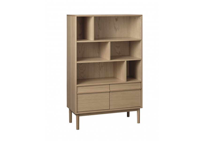 Moderní světlá hnědá dubová knihovna Petrova na nožičkách se skříňkou a dvojitými dvířky ve spodní části a se šesti policemi různých velikostí ve třech řadách