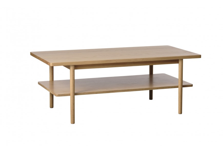 Moderní minimalistický dubový konferenční stolek Petrona s obdélníkovou vrchní deskou se zaoblenými rohy a policí se čtyřmi nohama válcovitého tvaru ve světle hnědé barvě