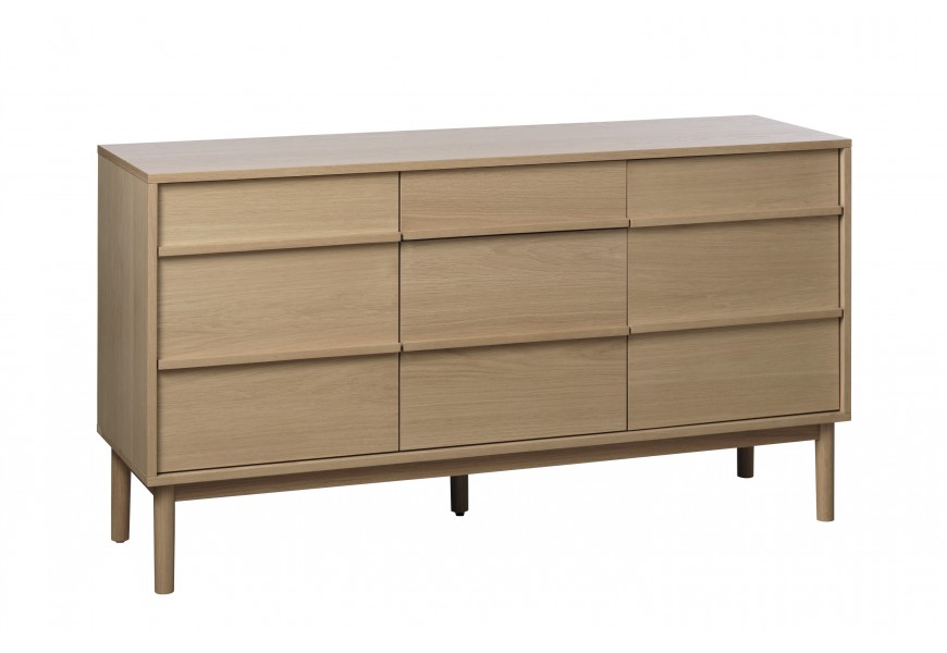 Moderní světlý hnědý dubový příborník Petrona s lineární siluetou se třemi jednodveřovými skříňkami a jednou zásuvkou s designovými horizontálními úchyty na pěti nohou