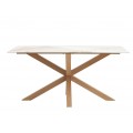 Skandinávský mramorový jídelní stůl Alina s obdélníkovou vrchní deskou z keramiky v bílé barvě s jemným hnědým a béžovým žilkováním s nohama s překříženým designem z dubového dřeva v přírodní světlé hnědé barvě