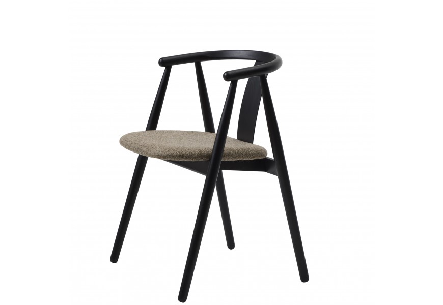 Luxusní skandinávská masivní jídelní židle Cordel s obdélníkovým čalouněným sedákem s melírovaným potahem s hnědé a šedé barvě s konstrukcí z dubového dřeva v černém provedení s opěradlem ve tvaru U se šikmýma nohama