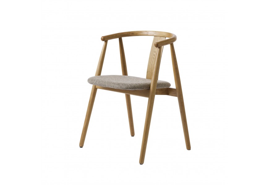 Luxusní moderní masivní jídelní židle Cordel se světlou hnědou dubovou konstrukcí s přiznanou kresbou letokruhů s opěrkou ve tvaru U a šikmýma nohama s čalouněným sedadlem s melírovaným potahem v hnědošedé barvě