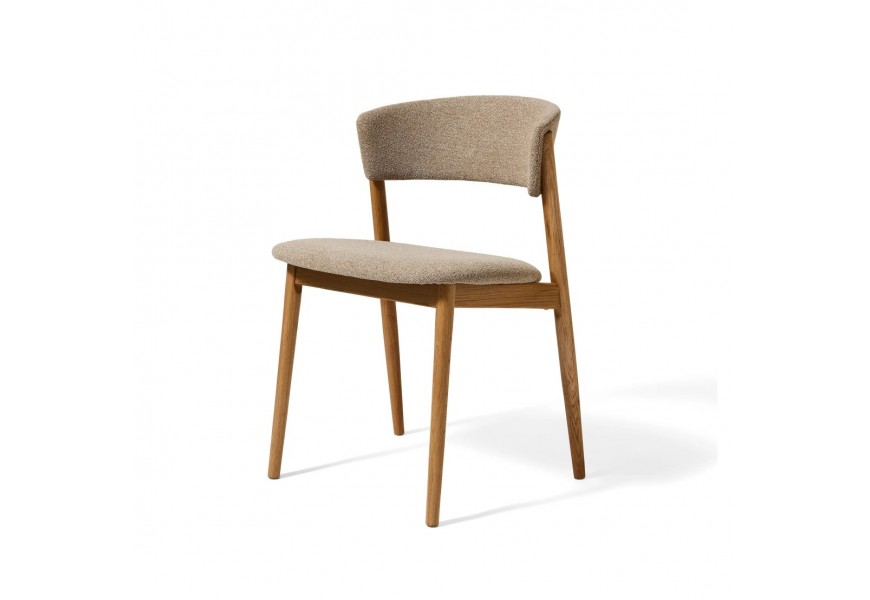 Moderní světlá hnědá dubová jídelní židle Malia s masivní konstrukcí a pěnovým čalouněním na opěrce a sedáku s potahem s žinylkovým finišem v béžovém melírovaném provedení