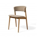 Moderní světlá hnědá dubová jídelní židle Malia s masivní konstrukcí a pěnovým čalouněním na opěrce a sedáku s potahem s žinylkovým finišem v béžovém melírovaném provedení