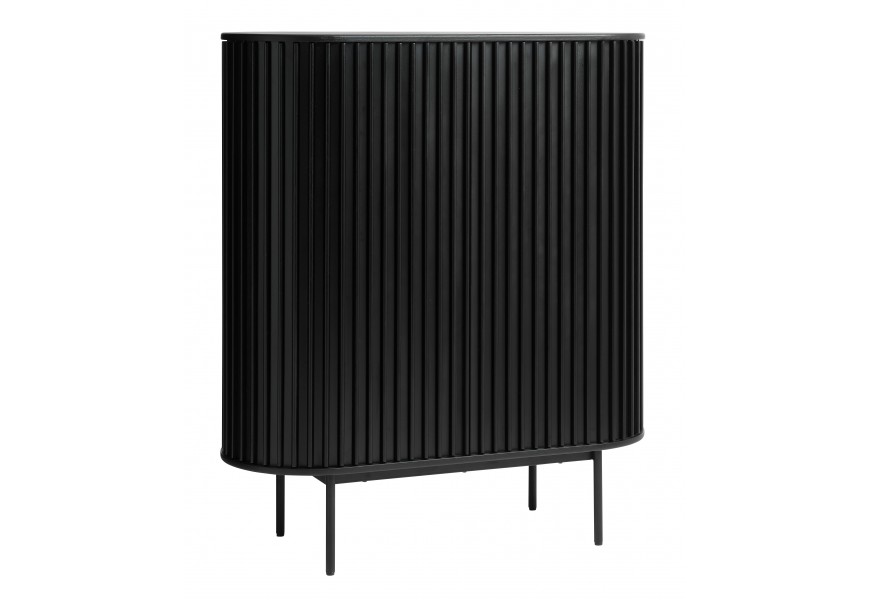 Designový art deco oválný vysoký příborník Odense se čtyřmi policemi a jednou zásuvkou se dvěma posuvnými dvířky bez úchytek s vertikálním reliéfnem v černém odstínu a kovovými nožičkami