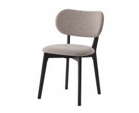 Skandin&aacute;vsk&aacute; masivn&iacute; j&iacute;deln&iacute; židle Bronco s konstrukc&iacute; z dubov&eacute;ho dřeva v tmavě hněd&eacute; barvě s přiznanou strukturou a čalouněn&yacute;m sedadlem a zaoblen&yacute;m opěradlem s mel&iacute;rovan&yacute;m potahem v b&eacute;žov&yacute;ch odst&iacute;nech