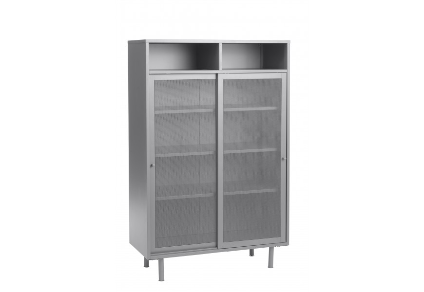 Industriální dvoudveřová barová skříňka Vejle se dvěma otevřenými policemi a úložným prostorem s posuvnými dvířky s poloprůhledným perforovaným efektem se čtyřmi nohami z kovu v šedobéžové barvě v odstínu greige