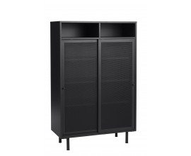 Modern&iacute; čern&yacute; kovov&yacute; dvoudveřov&yacute; př&iacute;born&iacute;k Vejle s vysokou hranatou siluetou se dvěma tvořen&yacute;mi policemi a &uacute;ložn&yacute;m prostorem s posuvn&yacute;mi dv&iacute;řky s perforovan&yacute;m dekorem s poloprůhledn&yacute;m efektem na nožičk&aacute;ch