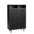 Moderní černý kovový dvoudveřový příborník Vejle s vysokou hranatou siluetou se dvěma tvořenými policemi a úložným prostorem s posuvnými dvířky s perforovaným dekorem s poloprůhledným efektem na nožičkách