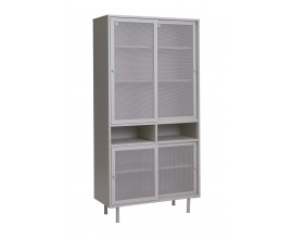 Industri&aacute;ln&iacute; obd&eacute;ln&iacute;kov&aacute; j&iacute;deln&iacute; vitr&iacute;na Vejle se čtyřmi posuvn&yacute;mi dv&iacute;řky s perforovan&yacute;m dekorem a policemi na nožičk&aacute;ch z kovu v &scaron;ed&eacute;m a b&eacute;žov&eacute;m odst&iacute;nu greige