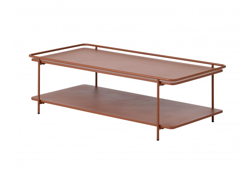 Industriální obdélníkový konferenční stolek Koge z kovu v terakotovém hnědém odstínu s vrchní deskou s vyvýšeným okrajem a otevřenou policí se čtyřmi štíhlýma nohama