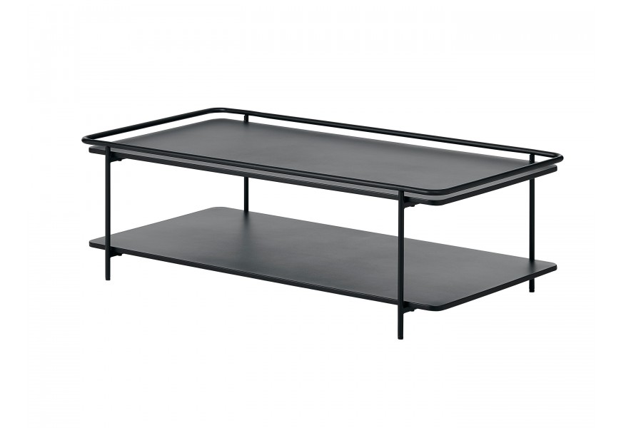 Moderní černý kovový konferenční stolek Koge s obdélníkovou vrchní deskou s vyvýšeným okrajem a policí na štíhlých válcovitých nohách