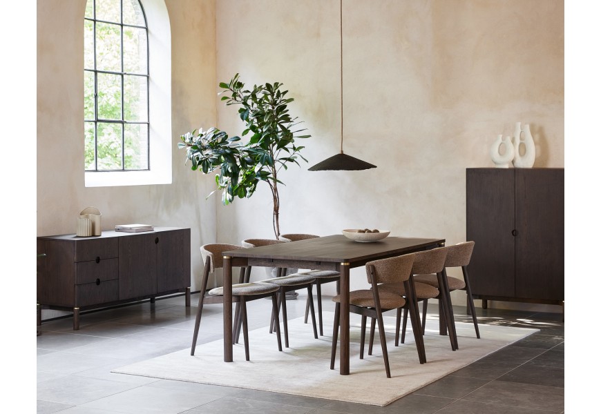 Luxusní art deco sestava jídelního nábytku Linia s dubového dřeva v přírodní tmavě hnědé barvě s rozkládacím úložným stolem a čalouněnými židlemi s příborníkem a barovou skříňkou