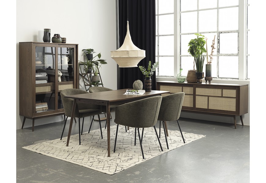 Skandinávská severská sestava nábytku do jídelny Aarhus v dubovém provedení v tmavě hnědé barvě s béžovým ratanovým výpletem s olivově zelenými čalouněnými židlemi s obdélníkovým rozkládacím stolem a příborníkem a vitrínou s prosklenými dvířky