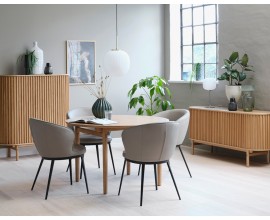 Luxusn&iacute; retro masivn&iacute; sestava n&aacute;bytku do j&iacute;delny Roskilde z dubov&eacute;ho dřeva v př&iacute;rodn&iacute; světl&eacute; hněd&eacute; barvě s kulat&yacute;m rozkl&aacute;dac&iacute;m stolem a ov&aacute;lnou barovou skř&iacute;ňkou a př&iacute;born&iacute;kem s kožen&yacute;mi židlemi v hnědo&scaron;ed&eacute;m odst&iacute;nu taupe