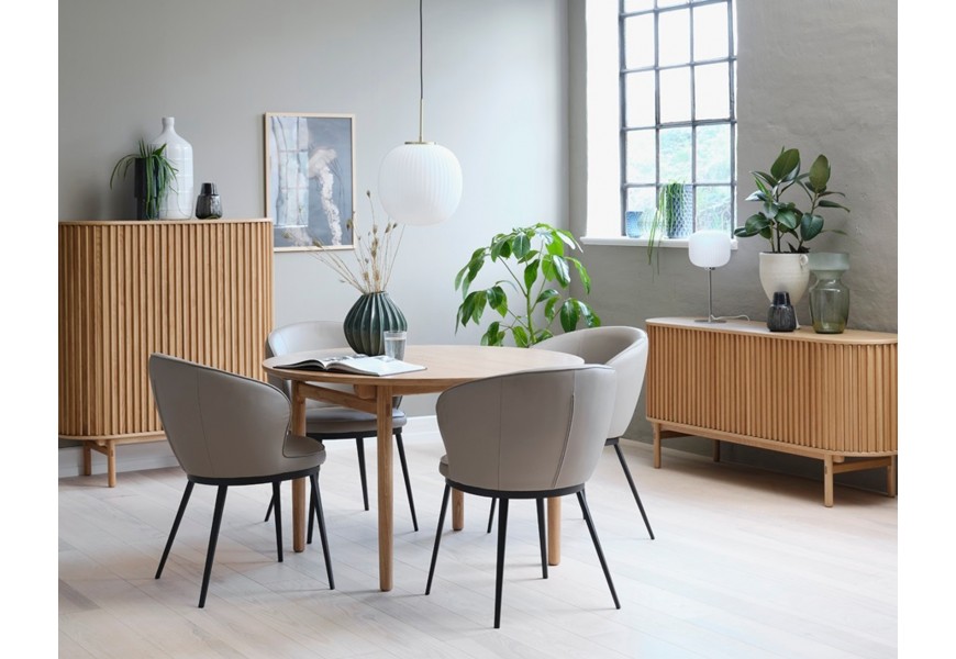 Luxusní retro masivní sestava nábytku do jídelny Roskilde z dubového dřeva v přírodní světlé hnědé barvě s kulatým rozkládacím stolem a oválnou barovou skříňkou a příborníkem s koženými židlemi v hnědošedém odstínu taupe